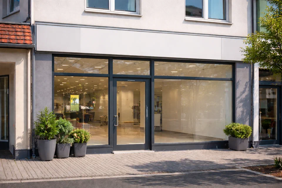 Gewerbefläche mit großer Glasfront als Beispiel für gewerbliche Immobilien